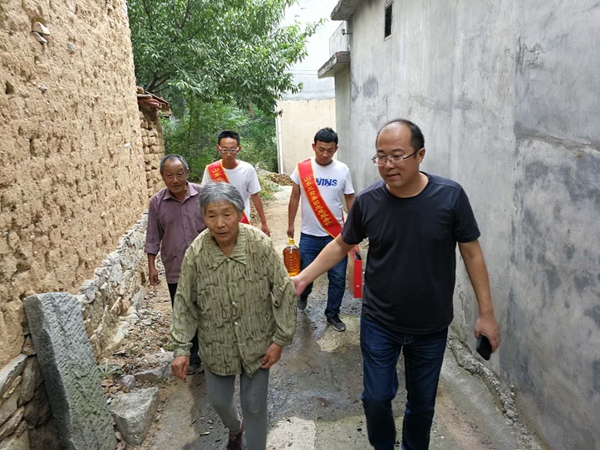 1603099241763272.jpg 第一書記王英武(右).jpg